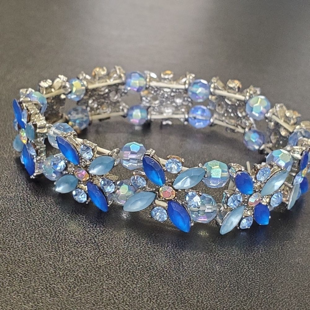 Silver tone blue bead flower bracelet 7"